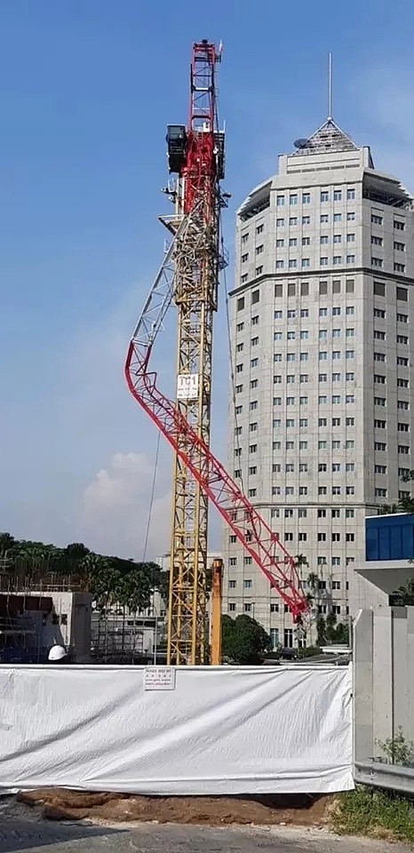 新加坡工地10层楼高塔吊坍塌致死！目击者爆料（组图） - 2