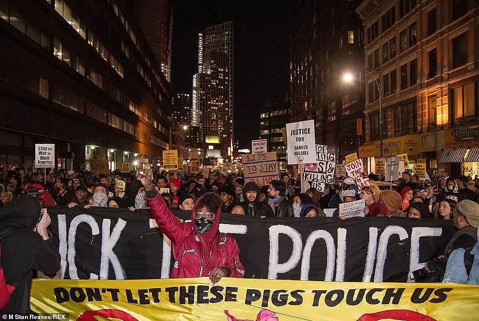 “纽约警察，你们这些猪不要碰我们”，纽约爆发大规模示威游行，上千人涌进地铁，冲撞闸机（组图） - 1