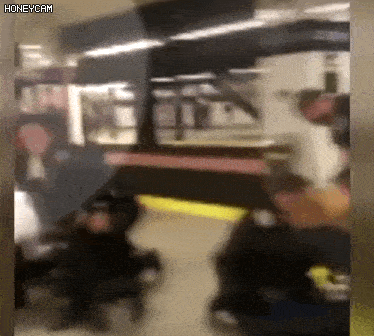 “纽约警察，你们这些猪不要碰我们”，纽约爆发大规模示威游行，上千人涌进地铁，冲撞闸机（组图） - 7