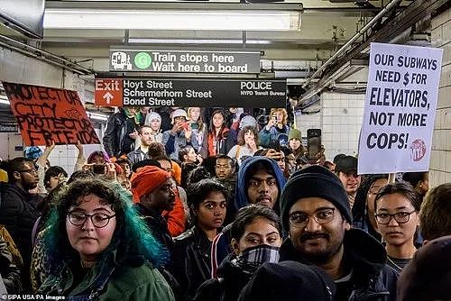 “纽约警察，你们这些猪不要碰我们”，纽约爆发大规模示威游行，上千人涌进地铁，冲撞闸机（组图） - 19