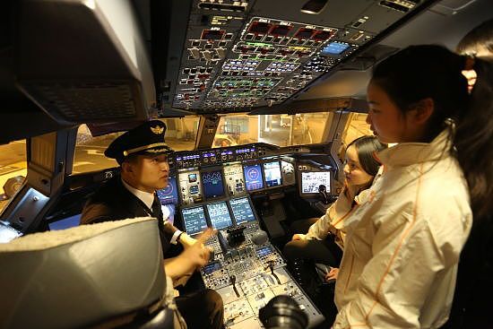 小孩在驾驶室玩30秒，飞往香港的航班撞山了！为何把中国的机长终身停飞？俄航教训太惨痛（组图） - 11