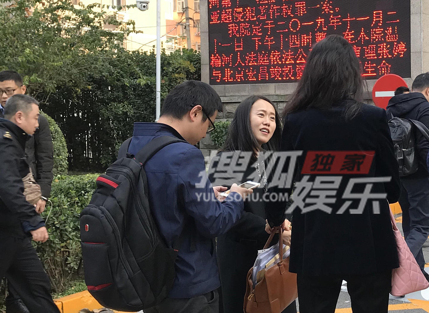 最新！李亚鹏被控欠债4000万案今交换证据！知情人：新证据显示李亚鹏曾为借钱要下跪（组图） - 1