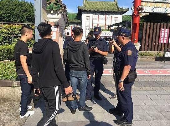  “北联帮”此前高调举办庆祝会，台湾警方现场搜证。（来源：台媒）