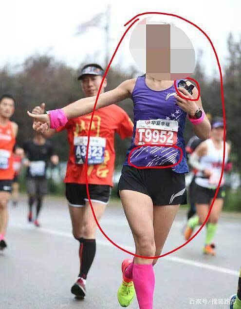 素质堪忧！北京马拉松女跑者偷能量胶不仅发图炫耀，还称要赚回报名费...（组图） - 1