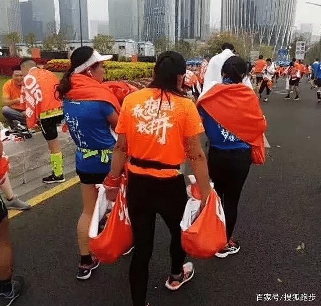 素质堪忧！北京马拉松女跑者偷能量胶不仅发图炫耀，还称要赚回报名费...（组图） - 5