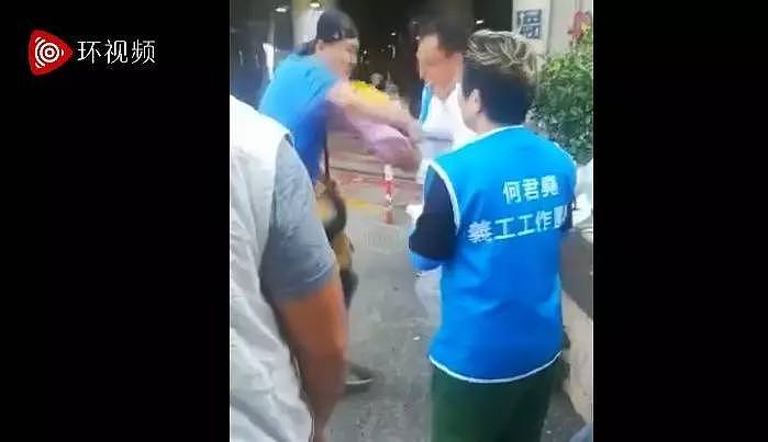 视频曝光！香港立法会何君尧被当街砍伤！疑犯假装“粉丝”，献花时拔刀（视频/组图） - 8