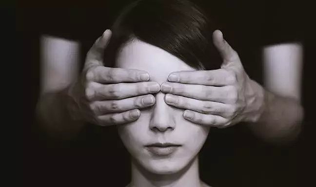 人间小龙女：澳洲女孩挑战“眼球纹身”，眼睛注射蓝墨水，称“像是玻璃碎片在揉我眼睛” - 6