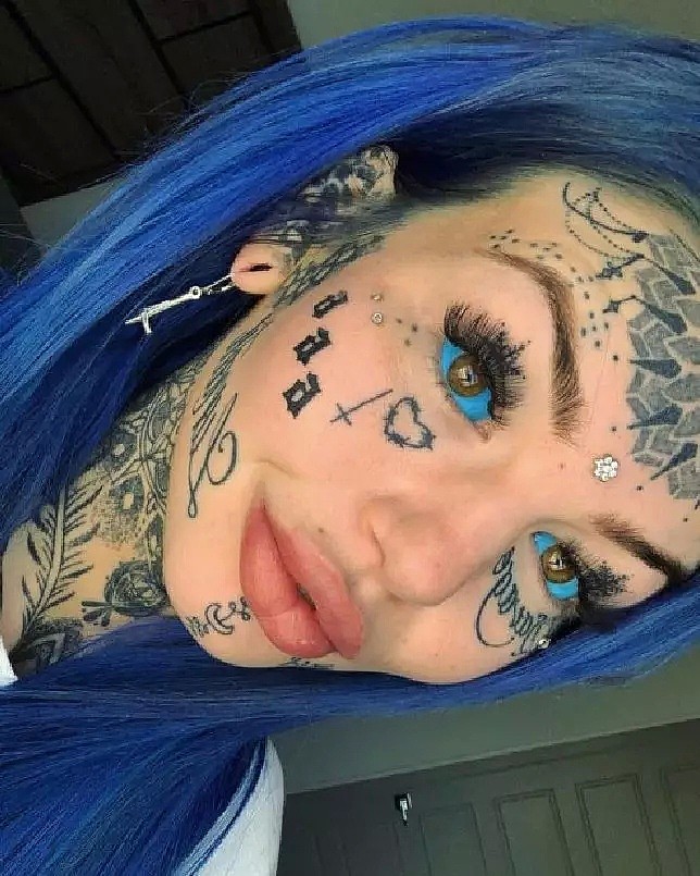 人间小龙女：澳洲女孩挑战“眼球纹身”，眼睛注射蓝墨水，称“像是玻璃碎片在揉我眼睛” - 9