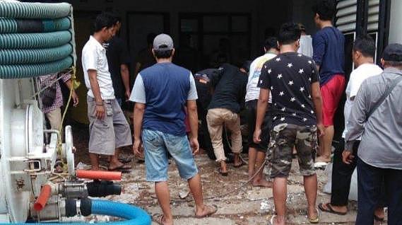 印尼男子如厕抽烟引爆化粪池，整个家被毁重伤竟还淡定坐屎坑点烟