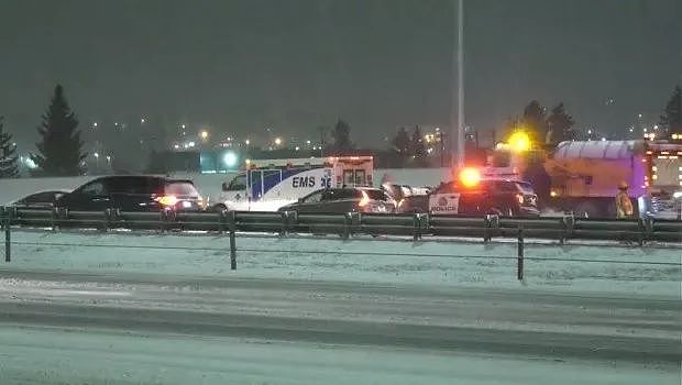 加拿大高速16车连环相撞！29人受伤 直升机出动 现场尖叫不断一片混乱（组图） - 14