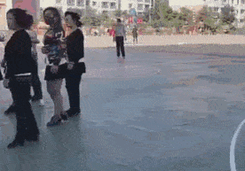 爆笑GIF动图：和广场舞大妈斗舞！场面一度失控…哈哈哈