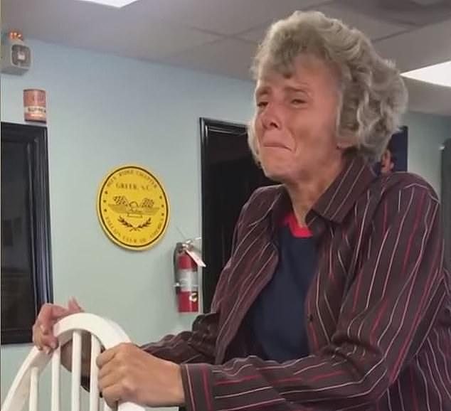 60岁美国妇女每周走路上下班，男同事众筹为她买新车，感动哭了