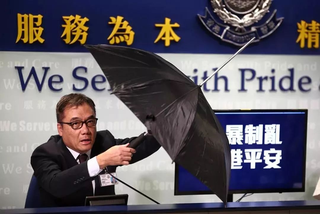 警方曾展示一把改装雨伞