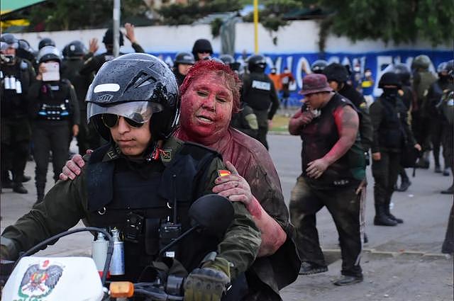 玻利维亚女市长遭暴民喷漆 拖街羞辱后跪着辞职