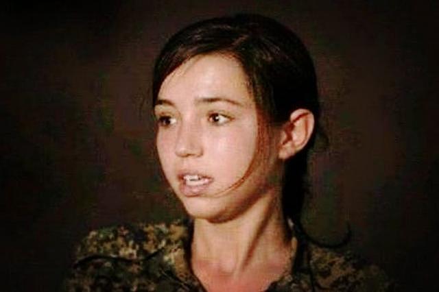毫无人性！库尔德女兵被叙利亚大汉团团围住，凌辱至死后鞭尸泄欲（组图） - 1