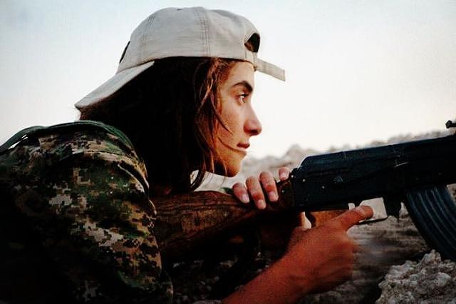 毫无人性！库尔德女兵被叙利亚大汉团团围住，凌辱至死后鞭尸泄欲（组图） - 3