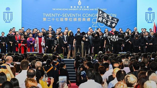香港科技大学“反送中”示威者走上毕业典礼舞台上抗议（7/11/2019）