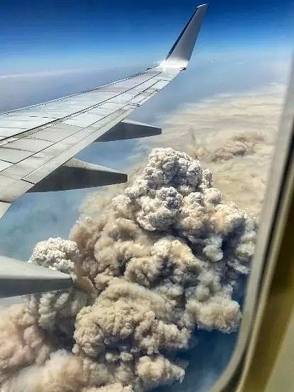 紧急！昆士兰再度爆发大规模山火！烈焰滔天浓烟围城，东南海岸沦为一片火海！面对山火逼近，昆州百人自发形成人墙，掩护老人撤离 - 25