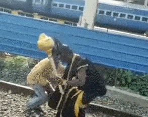 旅客擅闯铁轨屡禁不止 铁路工作人员扮鬼巡逻