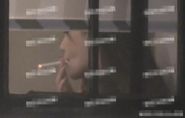 又一甜美女星抽烟被拍，24岁动作娴熟，还将烟头随意丢弃（组图） - 2