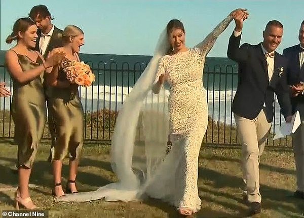 婚礼“火了”！不惧山火，澳夫妇如期举行婚礼，这柠檬我磕了（视频/组图） - 2