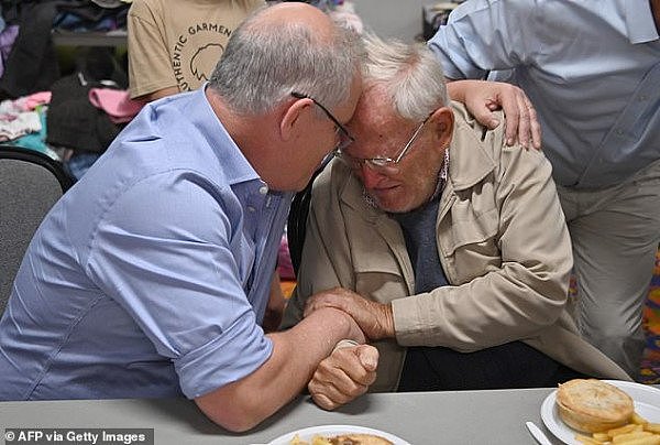 莫里森总理视察新州火灾疏散中心，并安慰在大火中失去一切的85岁老人（组图） - 3