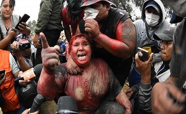 玻利维亚女市长被泼红漆、剪掉头发，折磨几小时后才被警察救出（组图） - 1