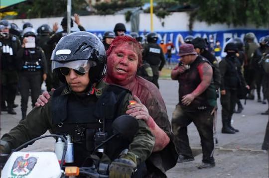 玻利维亚女市长被泼红漆、剪掉头发，折磨几小时后才被警察救出（组图） - 4