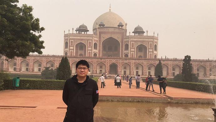 2017年，刘福应在印度。受访者供图