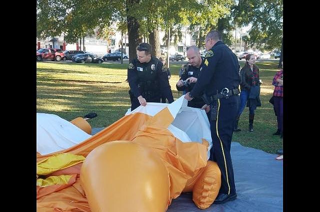 “特朗普宝宝”气球还没上天遭美国男戳破，嫌犯被捕被控一级重罪