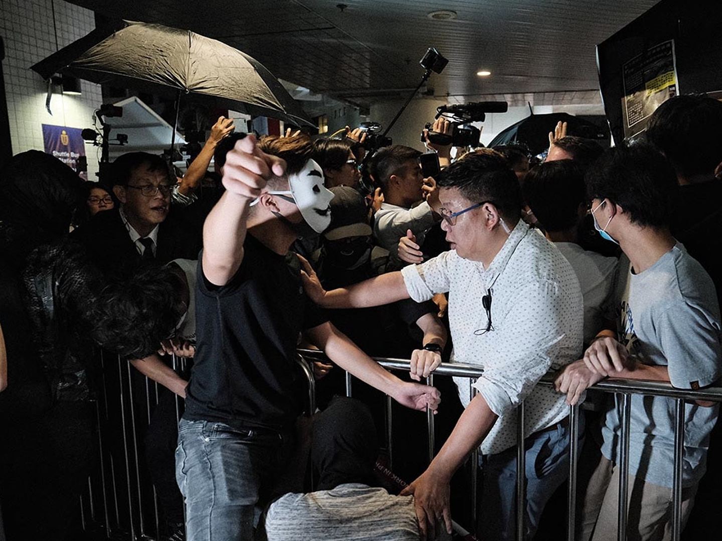 内地生被指推倒香港学生遭“私了” ！港科大和中联办发声...（视频/组图） - 5