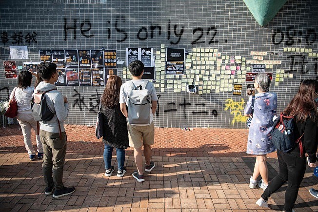 香港民众9日在科技大学学生周梓乐坠楼地新界将军澳停车场留言悼念。 (Getty Images)