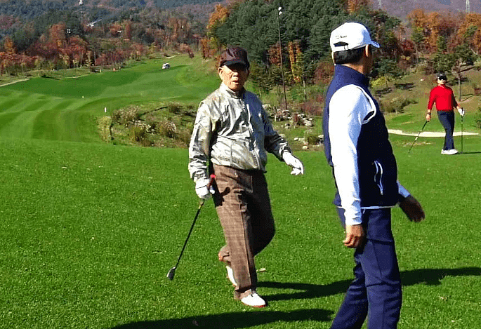 7日，韩国前总统全斗焕打高尔球被拍。（纽西斯通讯社）