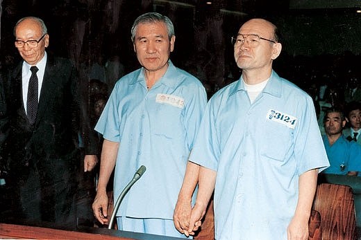 20多年前，全斗焕（右）和另一位韩国前总统卢泰愚并肩受审。