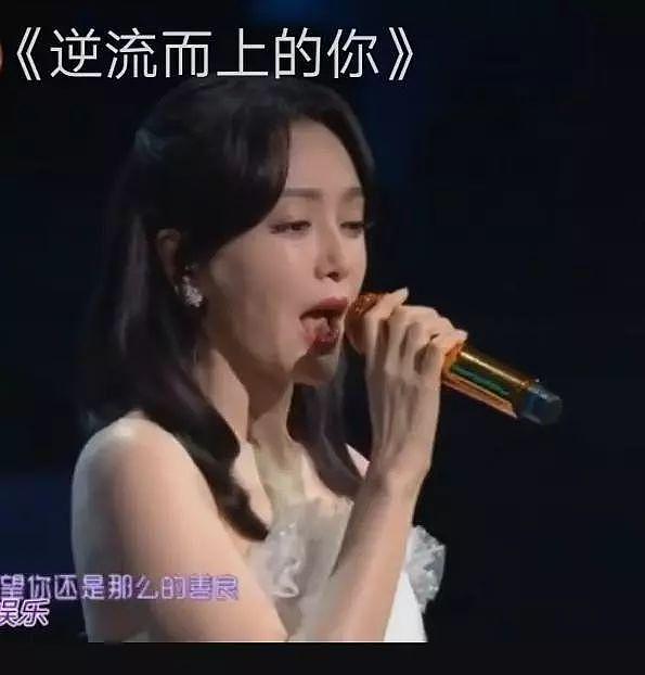 40岁秦岚登台献唱，侧脸被拍到凹凸不平，网友：别再动脸了
