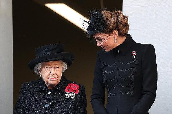 梅根成功逆袭，戴宽檐帽比凯特都大气，93岁女王当众落泪显沧桑