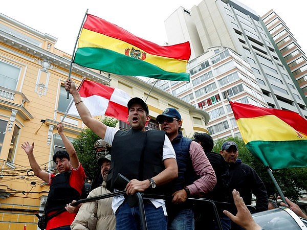 ▲玻利维亚总统莫拉莱斯（Evo Morales）请辞，示威者欢庆。 （图／路透）