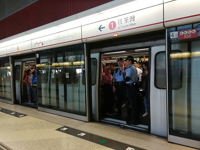 港铁表示，葵芳站11日上午有列车的紧急逃生门被人打开，有列车车厢被纵火，已被救熄，荃湾线列车服务受阻。 (中通社)