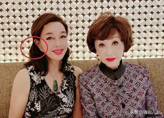 67岁刘晓庆晒自拍耳朵都变形，被网友群嘲P图过度后秒删动态