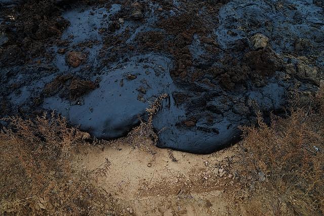 腾格里沙漠“浓缩”黑液20天清出4万吨，走上去像踩在一块老豆腐上