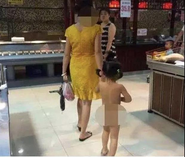妈妈带女儿逛超市，孩子“一丝不挂”引围观，妈妈：她还小没什么