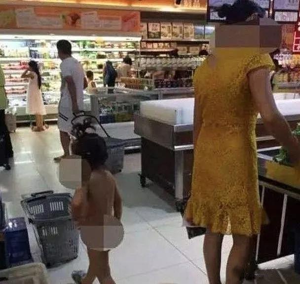 妈妈带女儿逛超市，孩子“一丝不挂”引围观，妈妈：她还小没什么
