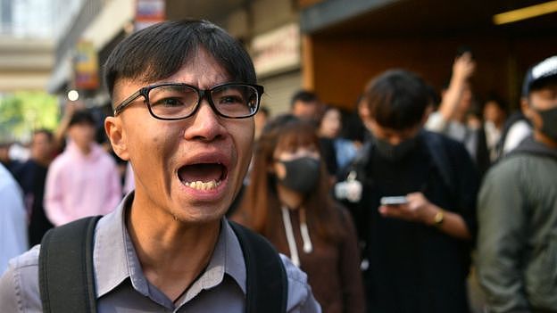 香港示威者被枪击，市民被烧成“火人”，香港多所高校被迫停课，武警要增援？（视频/组图） - 2