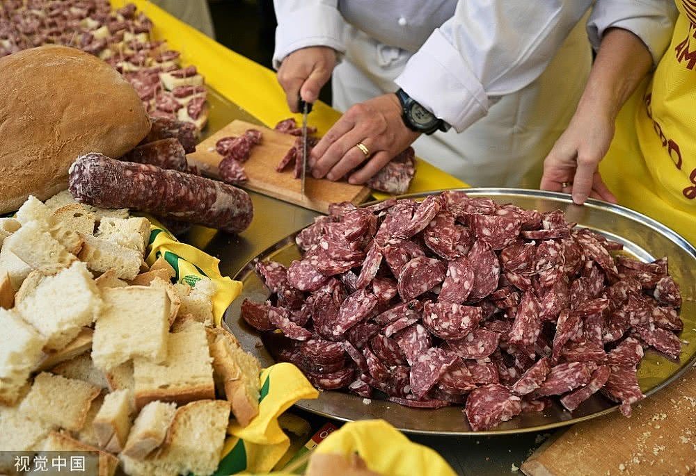 中国猪肉价格猛涨 意大利农民却在街头切香肠抗议（组图） - 5