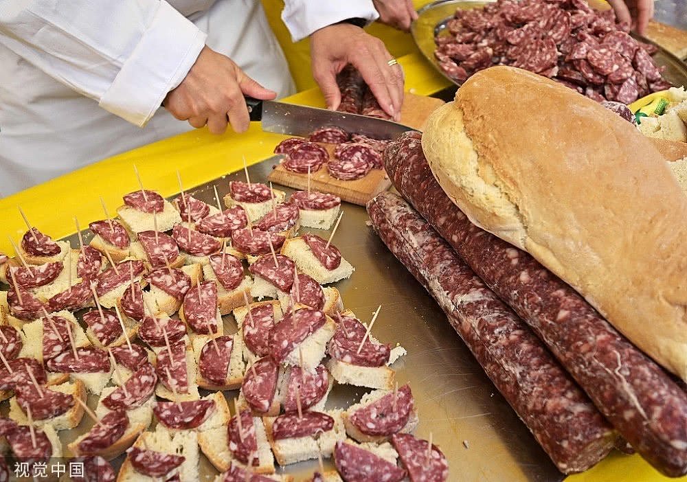 中国猪肉价格猛涨 意大利农民却在街头切香肠抗议（组图） - 6