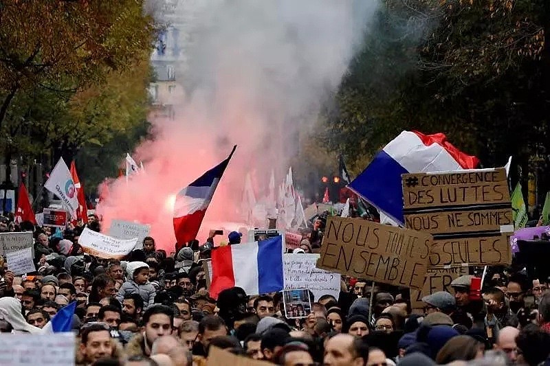 巴黎万人抗议