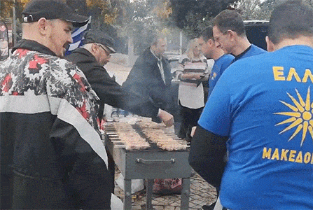 在难民营附近，希腊反移民人士开起了烧烤派对（视频/组图） - 1