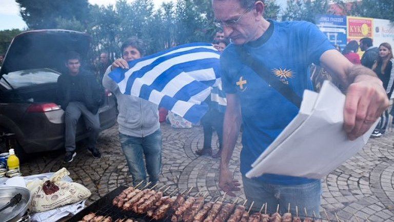 在难民营附近，希腊反移民人士开起了烧烤派对（视频/组图） - 2