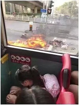 官媒曝黑衣“暴徒”袭击幼儿园校车！香港父母：“从未像现在这样恐惧”（组图） - 2