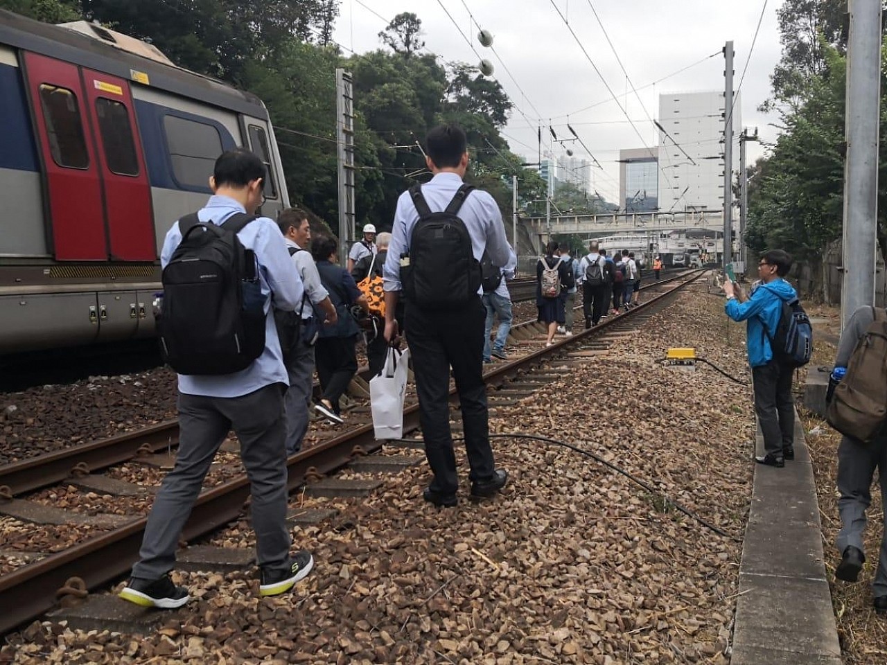 港铁被掷汽油弹 列车受阻乘客下车惊险走轨道（组图） - 2